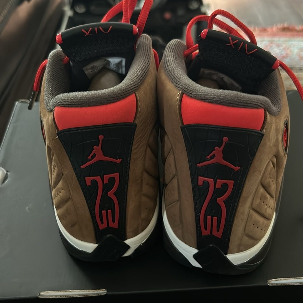 MENS JORDAN SNEAKERS ALMOST NEW - Picture 2 of 4